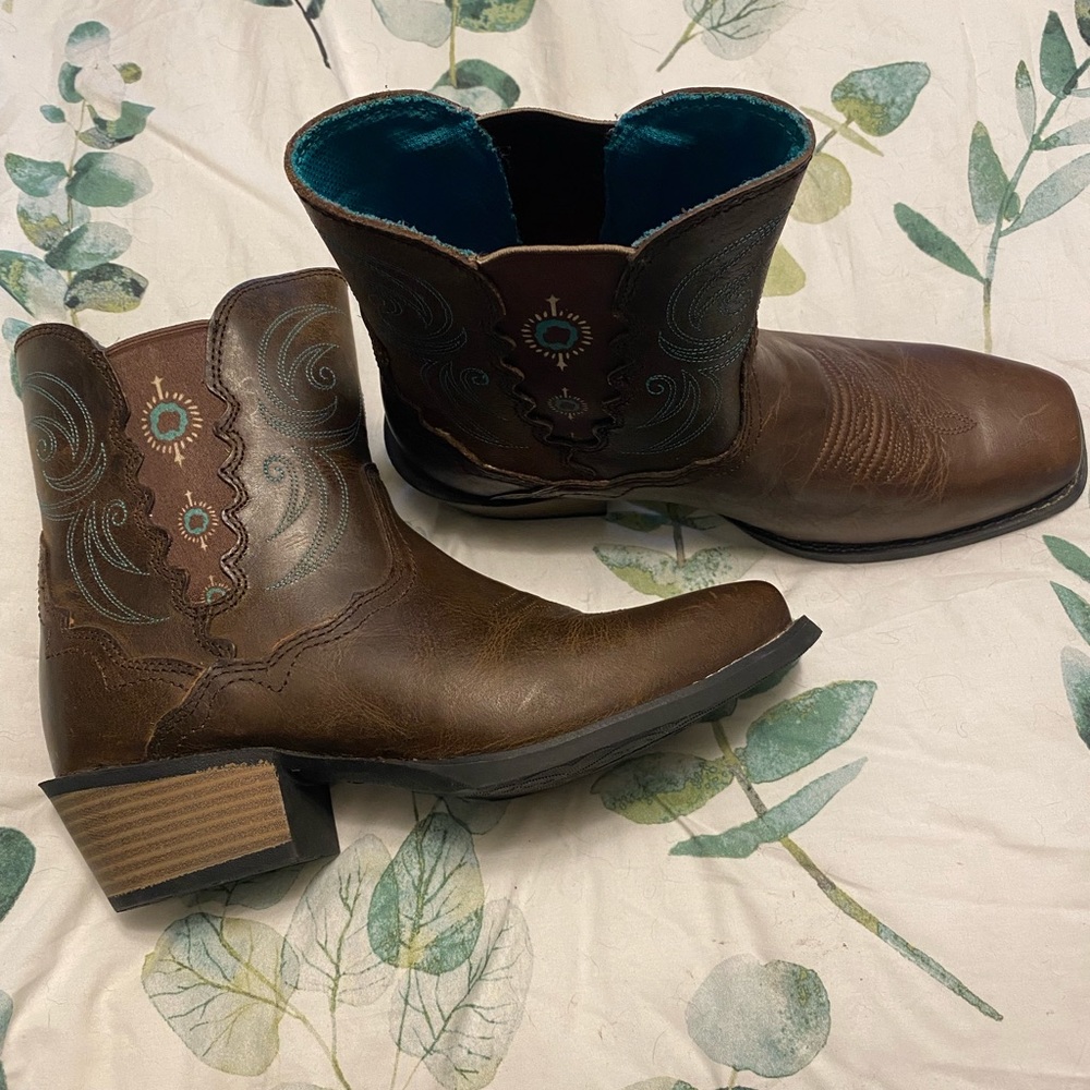 Justin Women’s Boots, Short, Excellent condition, Never worn, Size 8B